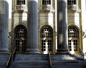 Revoca dell´ammissione al gratuito patrocinio e autocertificazione dei redditi falsa o incompleta, un distinguo